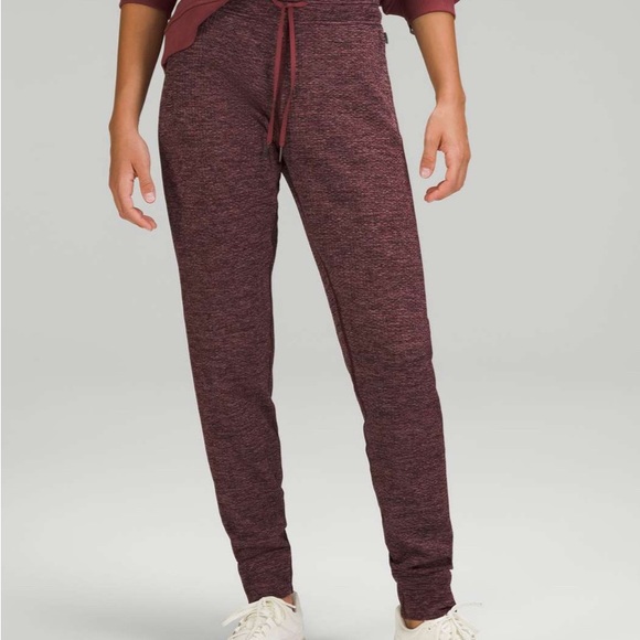 New Lululemon Engineered Warmth Jogger Size 2 W5DEYS Mulled Wine Black - Picture 2 of 3